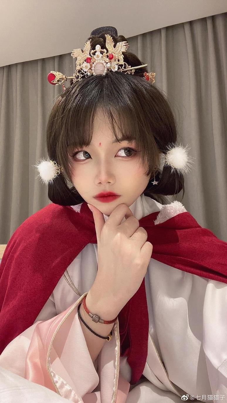 七月喵子酸奶眼镜的照片更新，每一张都让人为之惊叹。