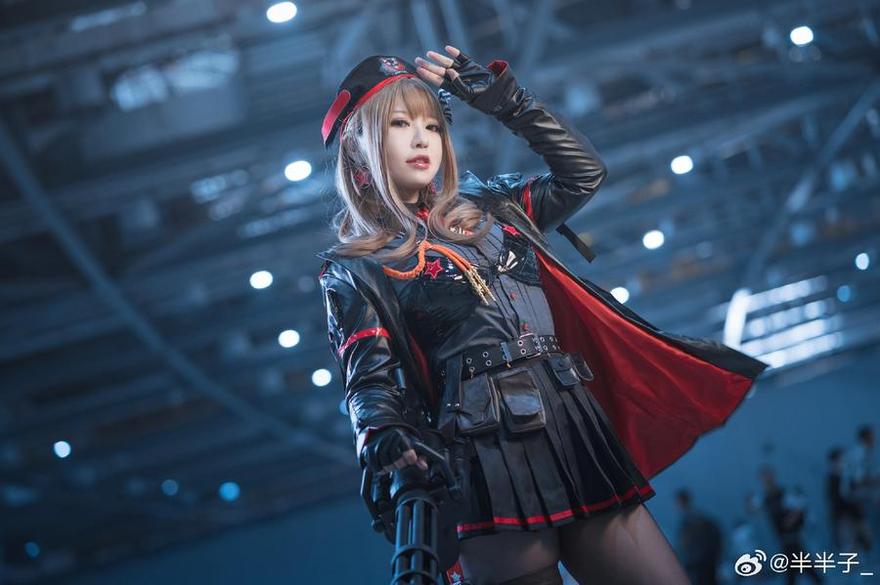 用柴郡cos半半子的图片穿越时空，畅游不同世界