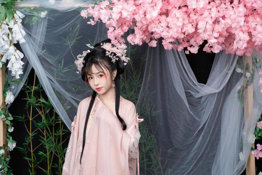 一眼难忘！气质cos美图尽在爆机喵小吉百度云精选。