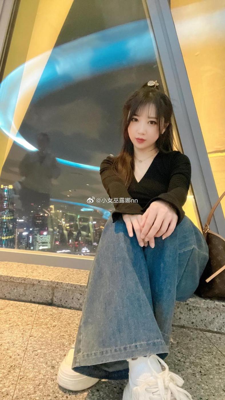 图片体现出小女巫露娜的魅力与神秘感，这是必备的图包