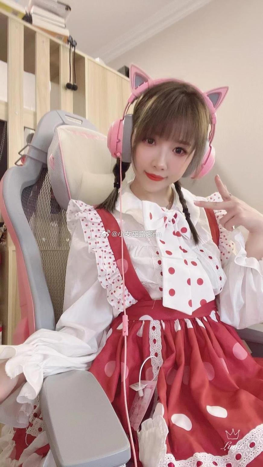 独一无二的小女巫露娜普通镭射紫原图集，带来视觉盛宴