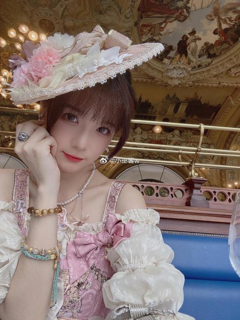 小巫酱w定制：全新更新cos照片，快来一睹为快吧