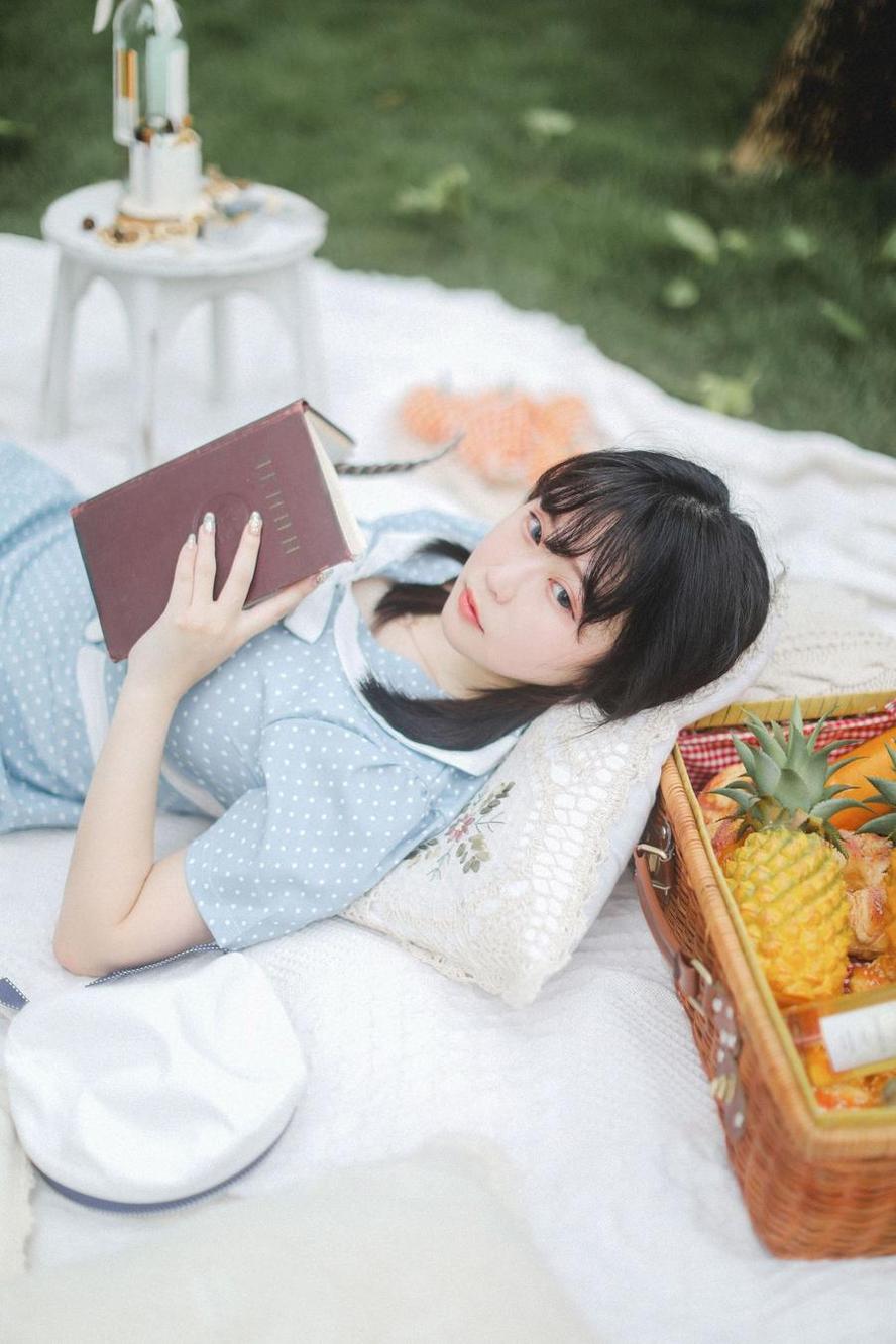 是依酱呀黑桃的最新作品，精选图片分享