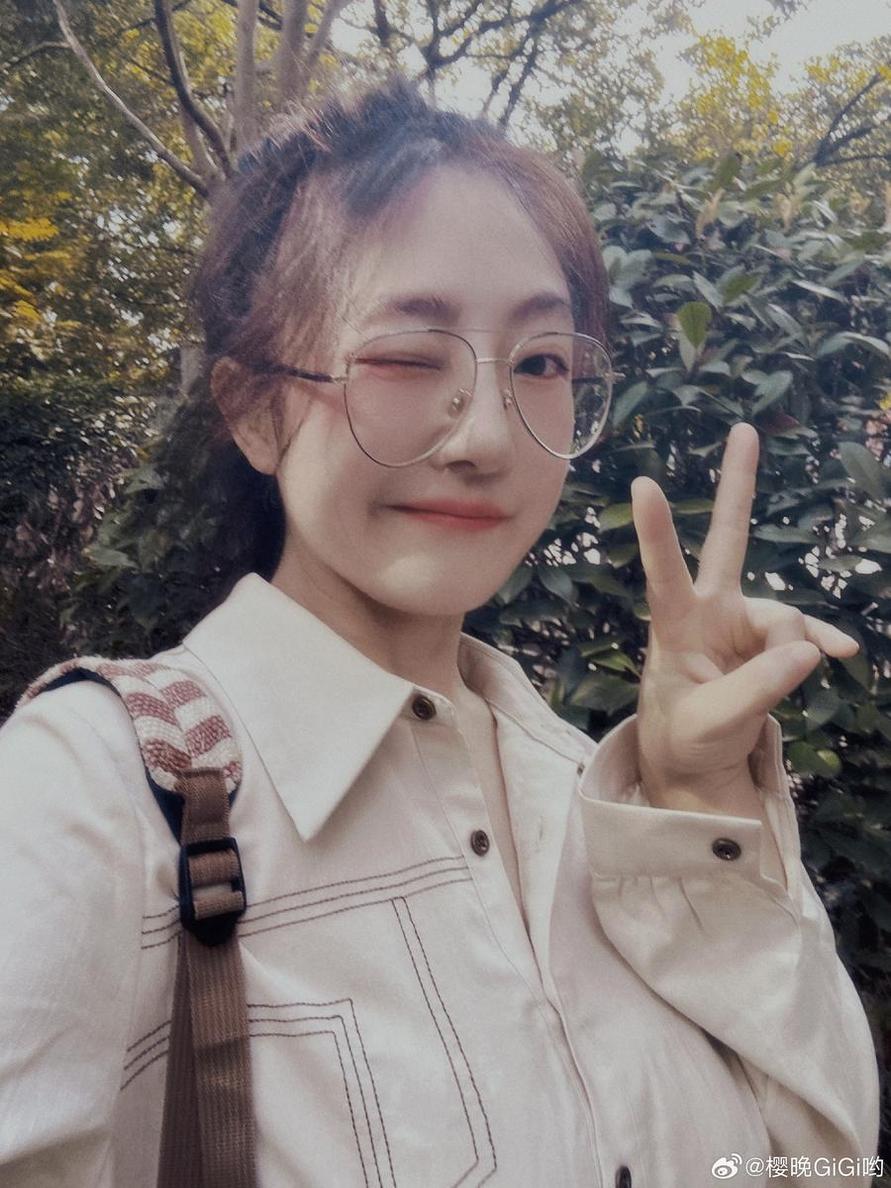 看这些美图就能感受到樱晚gigi弹的什么琴里的青春活力。