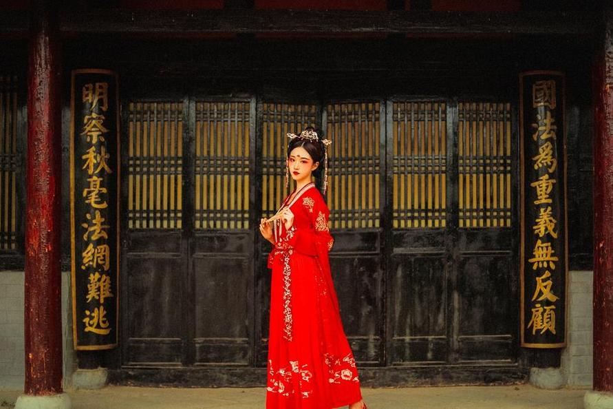 沧霁桔梗cos02：作品中那场霓虹下的邂逅