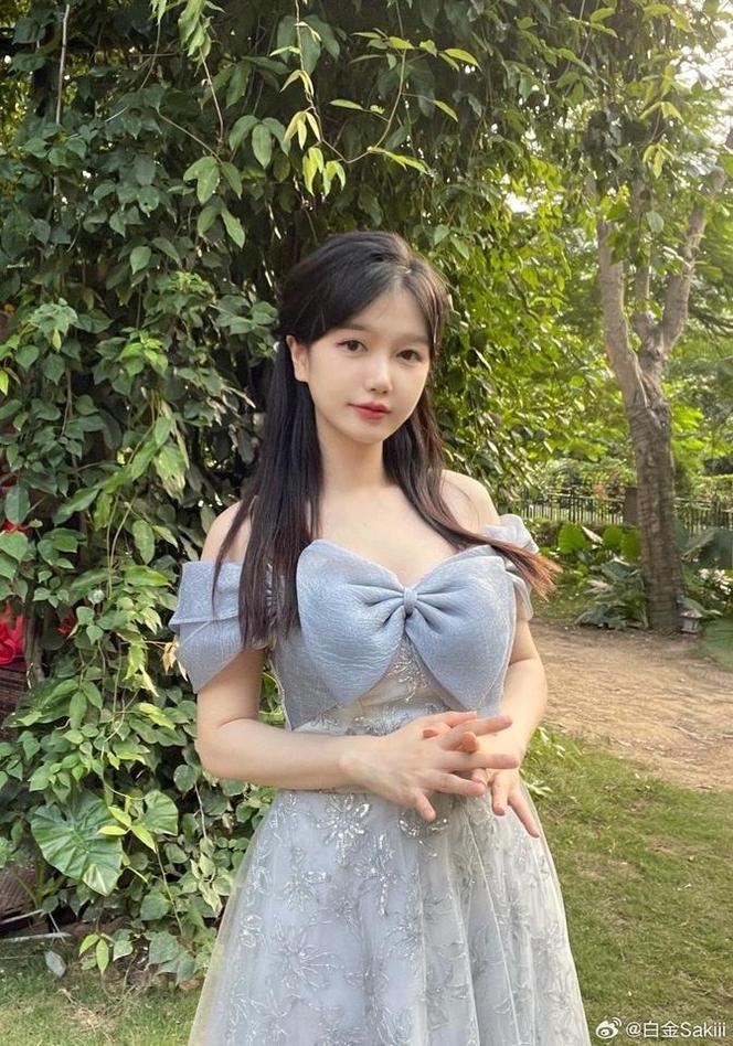 白金saki和伊南娜的摄影照片更新，让你看到更多不一样的风景