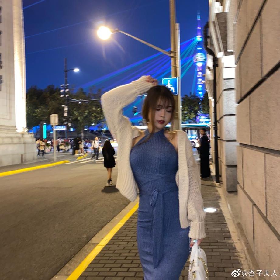 耶米西奶露微博最新图片：雨中浪漫的萤火