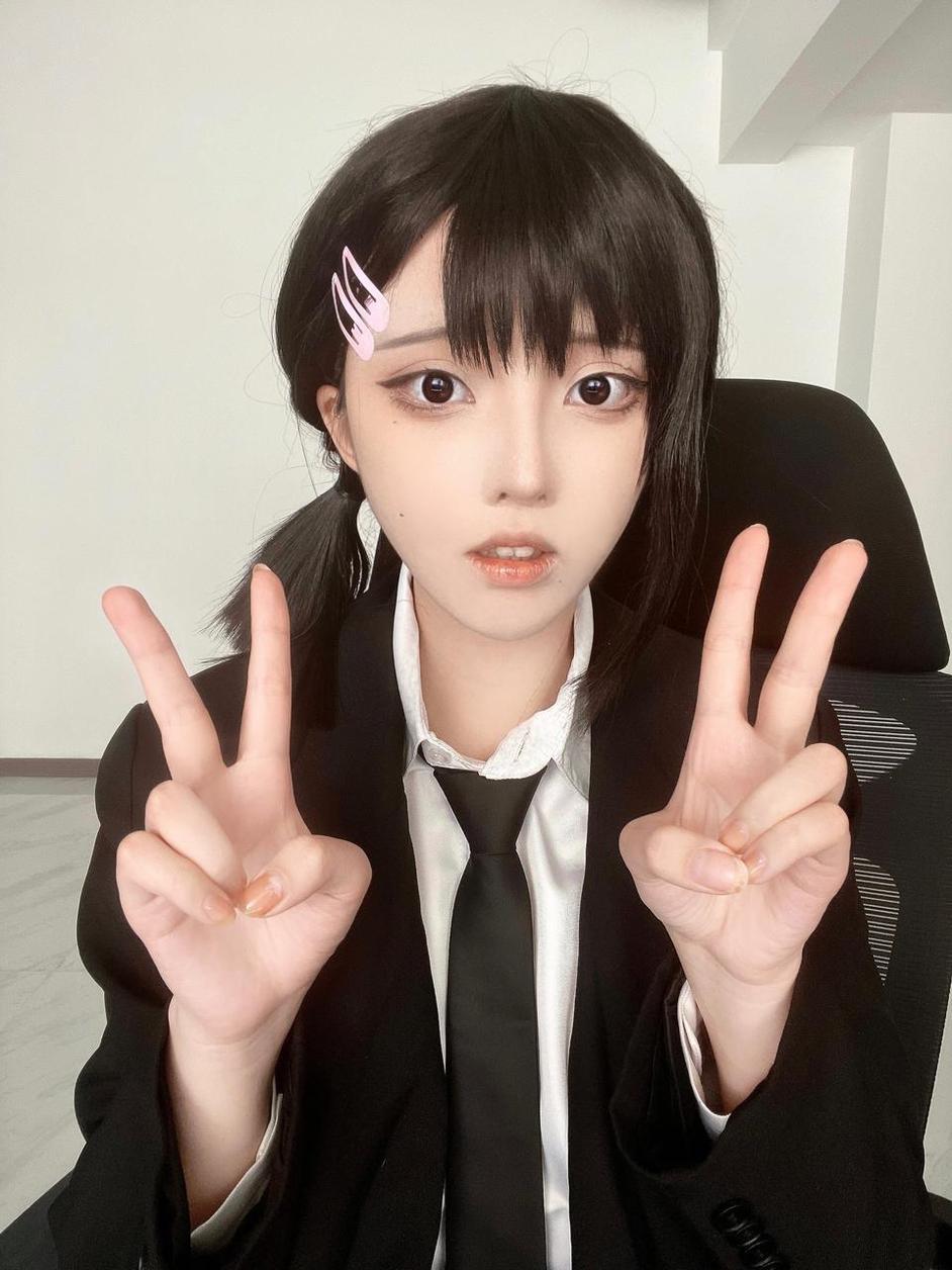 菌烨Tako衣服裂开，摄影艺术之美不容错过。