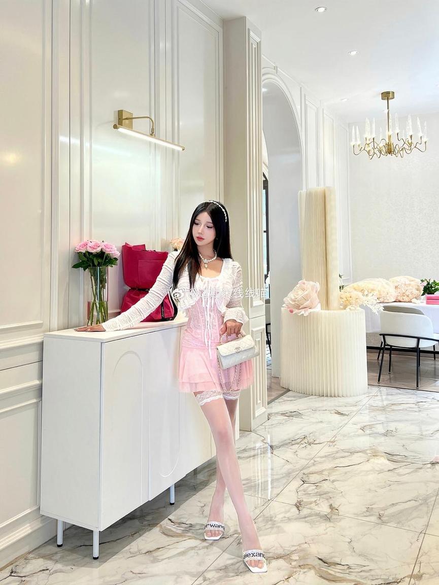 代表风格的过期米线线猫女郎原图展示