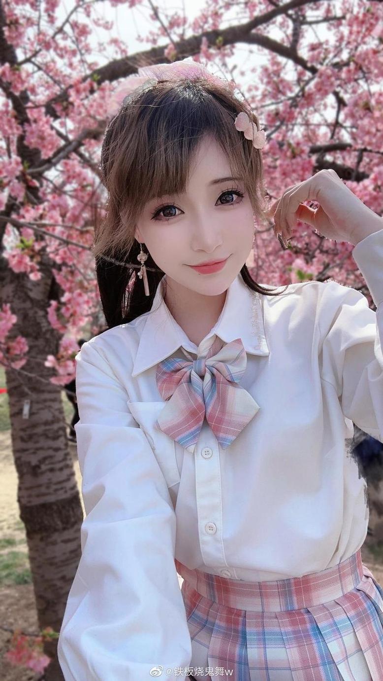 铁板烧鬼舞 作品铁板烧鬼舞精油美丽与神秘并存,铁板烧鬼舞精油的工艺美学。